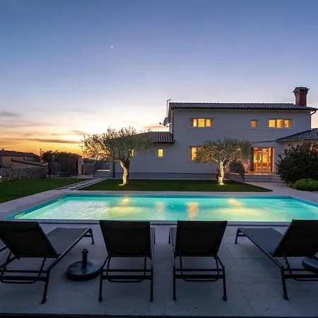 4 Bedroomamazing In Holiday home