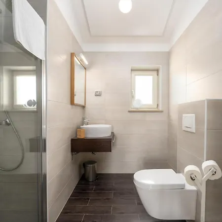 4 Bedroomamazing In Holiday home