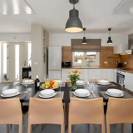 4 Bedroomamazing In Holiday home